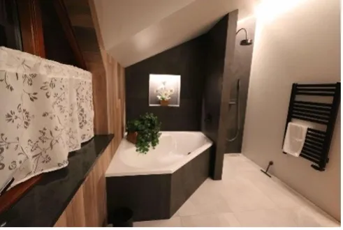 Guest Bathrooms: Main Guest Bathroom